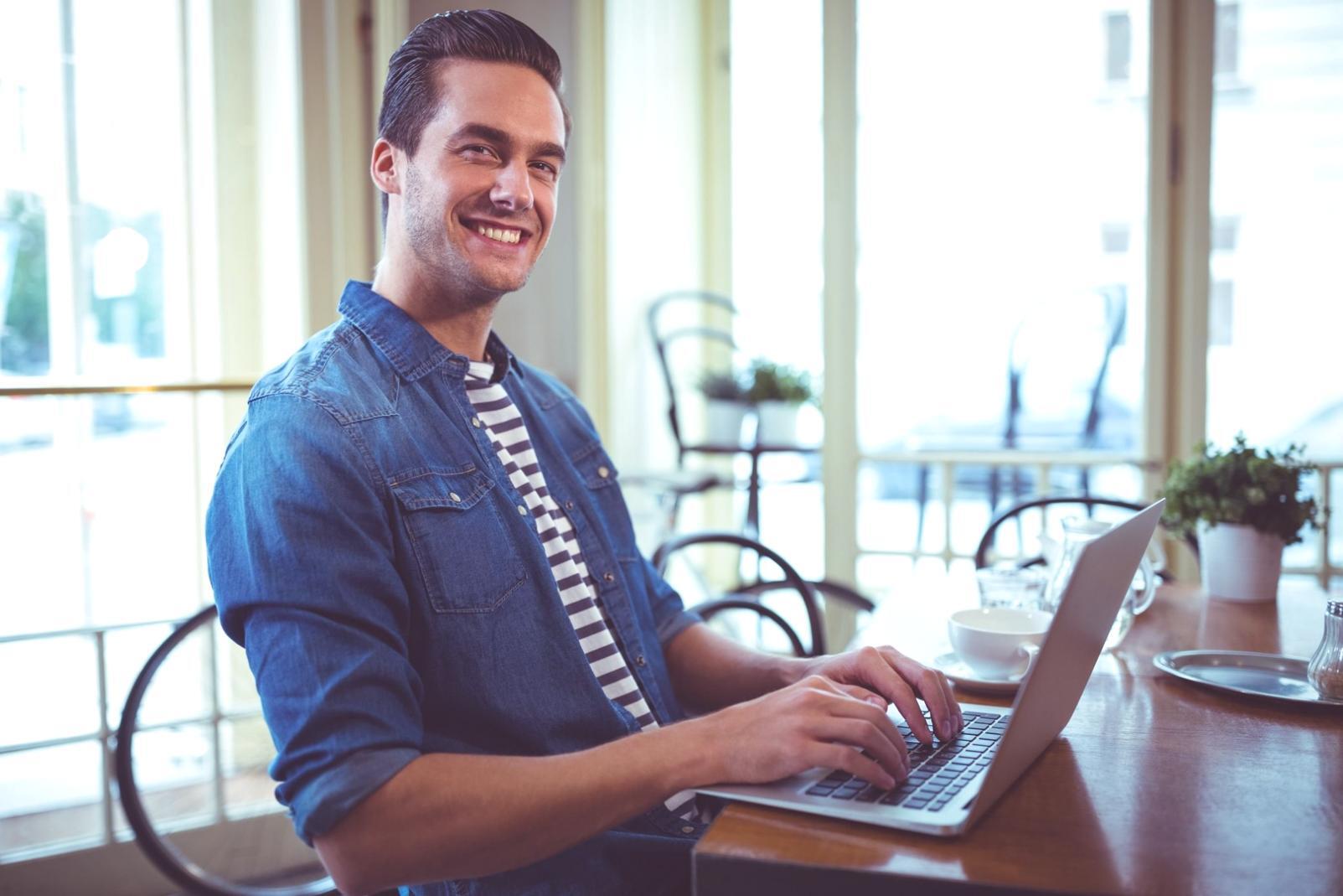 Menschen die gemeinsam an Projekten arbeiten